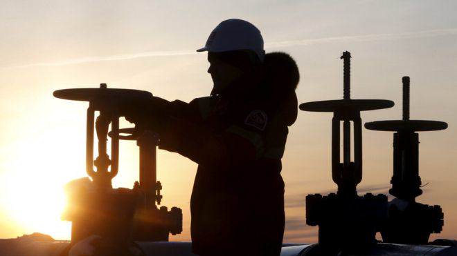 Non-Opec countries agree to cut oil output